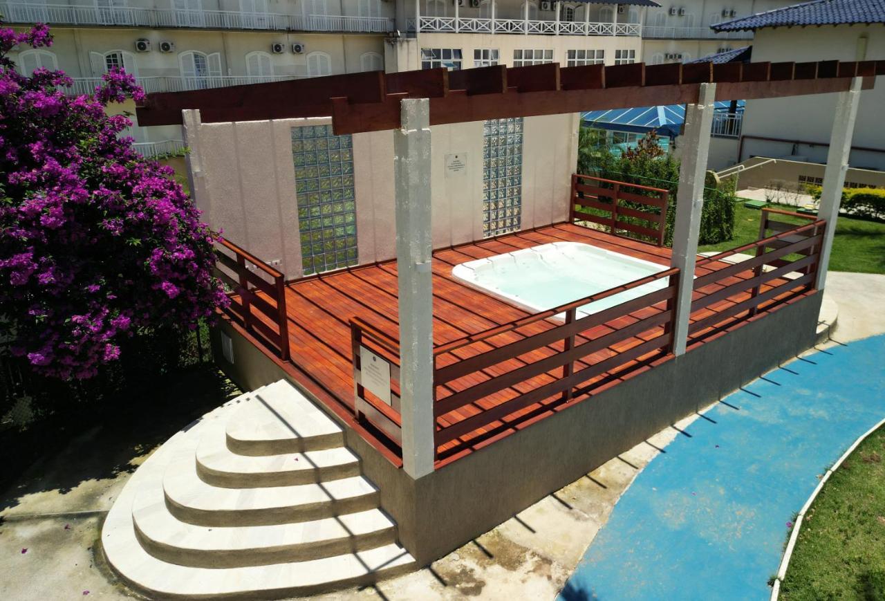 Colonial Plaza